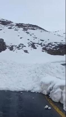 Uludere’de çığ düştü, yol kapandı