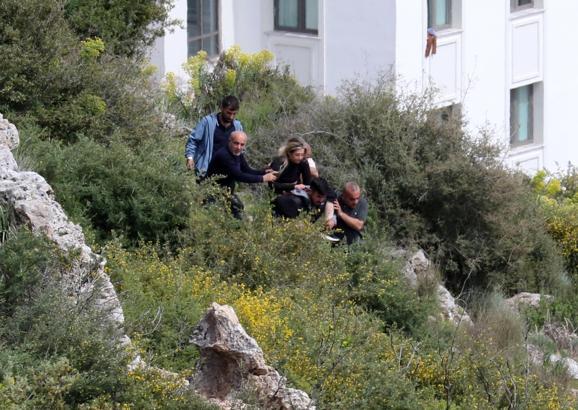 Kayalıktan düşen kadını sırtlarında taşıyıp, sağlık ekibine teslim ettiler