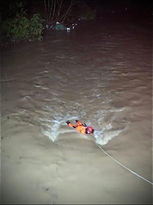 Menderes’te araç dereye uçtu; 1 kişiyi itfaiye kurtardı