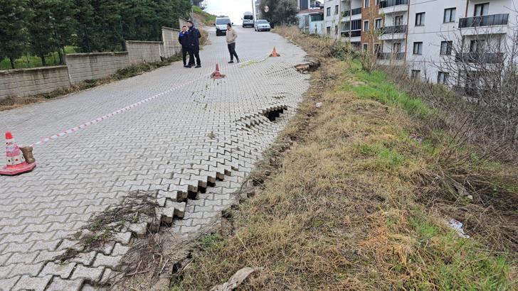 Sağanak sonrası yoldaki çökme, tedirginliğe neden oldu