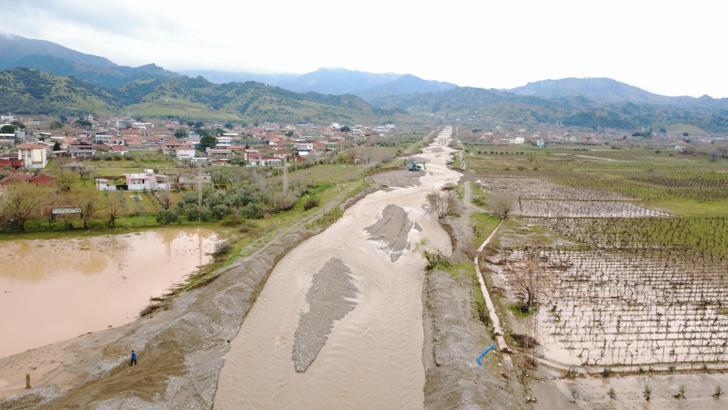 Salihli'de dereler taştı, tarım arazileri su altında kaldı