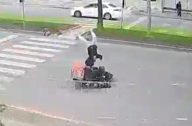 Mersin'de motokuryenin yaya geçidinde çocuğa çarptığı kaza kamerada: 1 yaralı