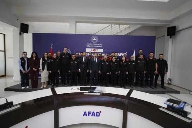 Hatay Valisi Mustafa Masatlı AFAD personellerine rütbe taktı