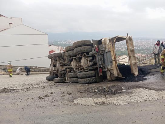 Kamyon devrildi; 1 yaralı