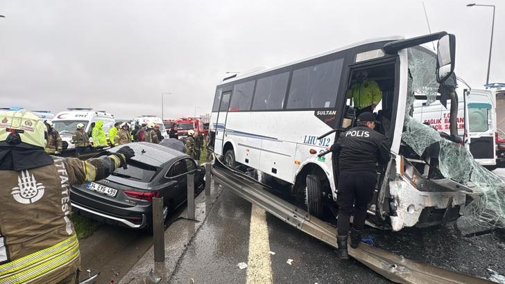 Başakşehir'de polis servisinin de karıştığı zincirleme kaza;1 polis şehit oldu, 16 yaralı