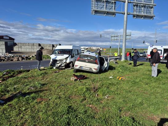 Öğrenci servis minibüsü ile otomobil çarpıştı: 13 yaralı