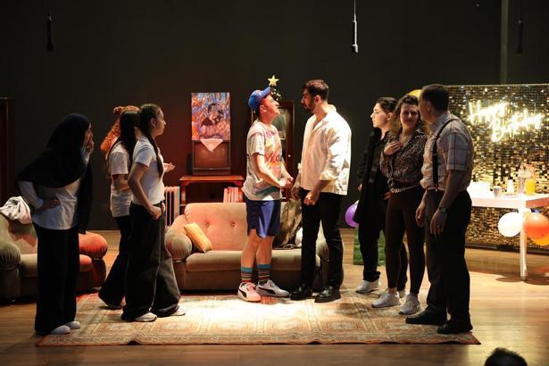 Menemen Belediye Tiyatrosu, Dünya Tiyatrolar Günü'nü sahnede kutladı