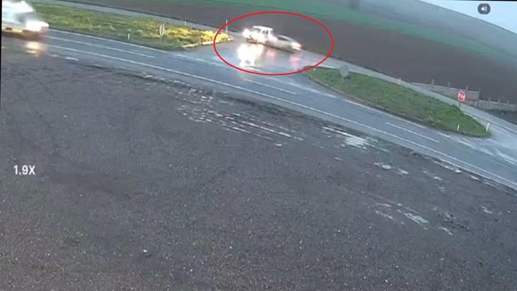 Otomobil ile hafif ticari aracın çarpıştığı kaza kamerada: 1'i ağır 4 yaralı