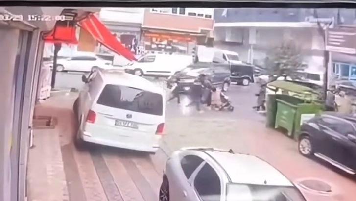 Sultangazi’de hafif ticari aracın çocuğa çarptığı anlar kamerada