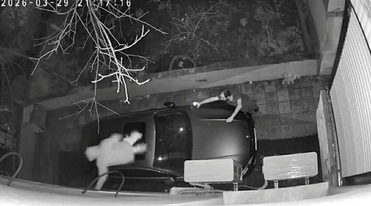 Hırsızlık için tırmandığı binada fark edilince, otomobilin üzerine atlayıp, kaçtı