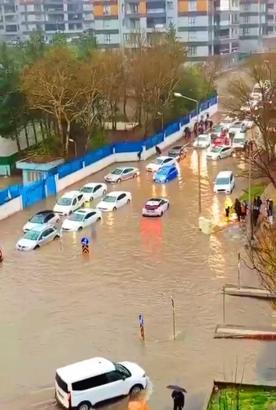 Batman'da sağanak nedeniyle yollar göle döndü
