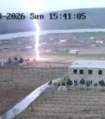 Kayseri’de boş araziye yıldırım düşme anı kamerada