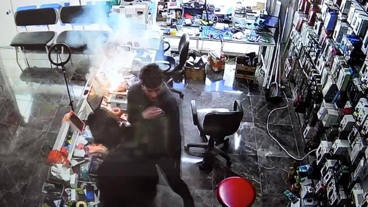 Tamire getirilen cep telefonunun bataryası patladı; o anlar kamerada