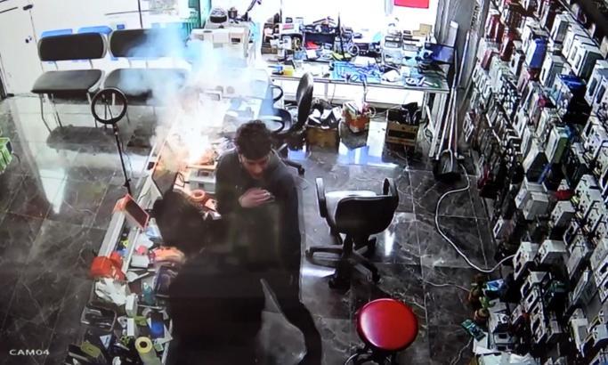 Tamire getirilen cep telefonunun bataryası patladı; o anlar kamerada