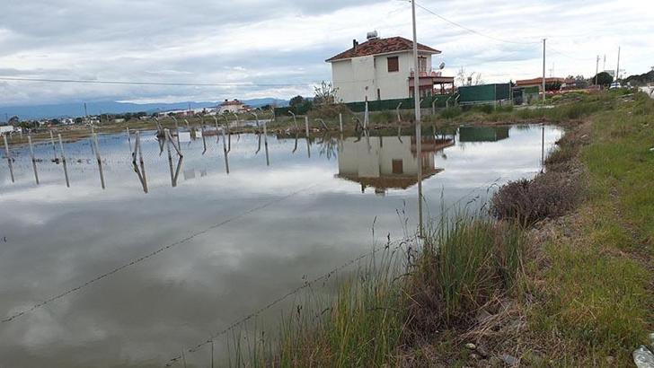 Burhaniye'de yazlıklar ve tarlalar su içinde kaldı