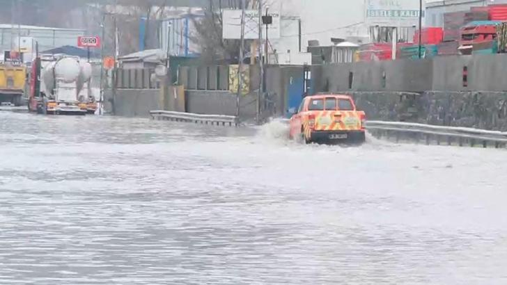 Sarıyer'de yollar göle döndü; sürücüler ilerlemekte güçlük çekti