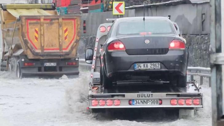 İstanbul - Sarıyer'de yollar göle döndü; sürücüler ilerlemekte güçlük çekti