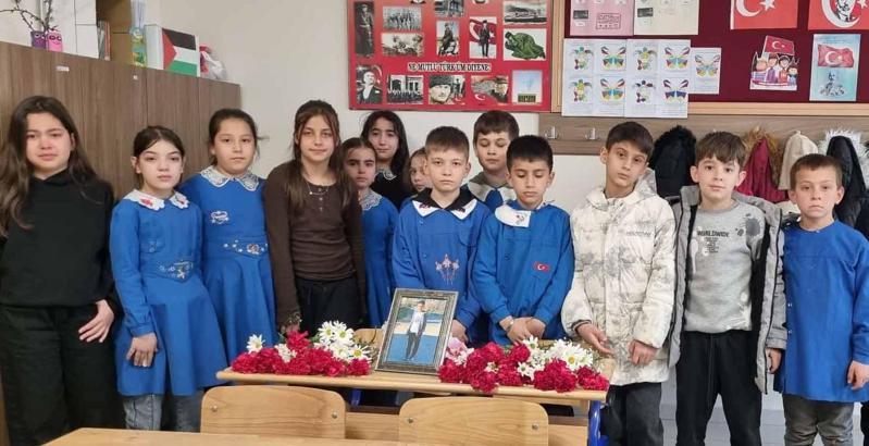 Kazada ölen Bülent Umut'u arkadaşları, sırasına çiçek bırakıp andı