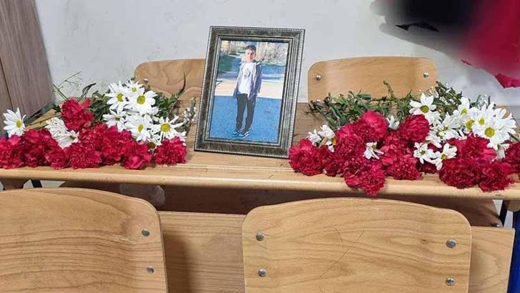 Kazada ölen Bülent Umut'u arkadaşları, sırasına çiçek bırakıp andı