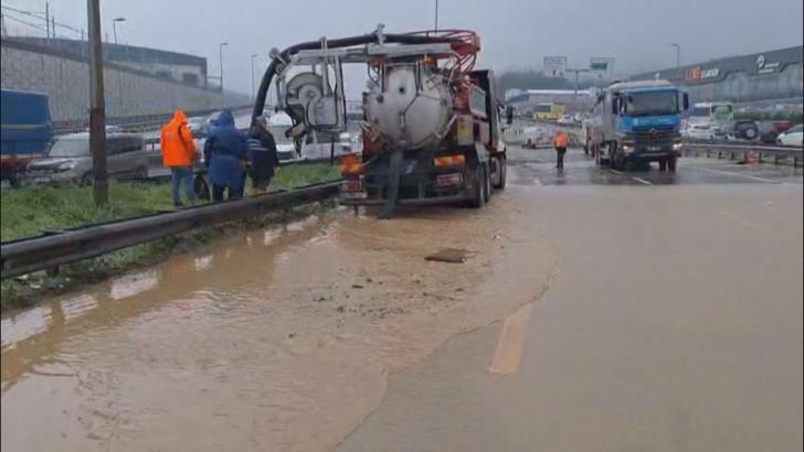 Çekmeköy'de dere yola taştı; Kadıköy istikameti trafiğe kapatıldı