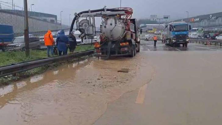 Çekmeköy'de dere yola taştı; Kadıköy istikameti trafiğe kapatıldı