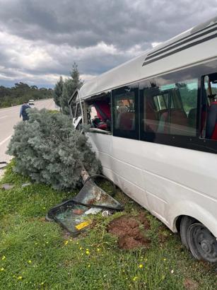 Çanakkale’de minibüs refüjdeki ağaca çarptı; baba-oğul yaralandı