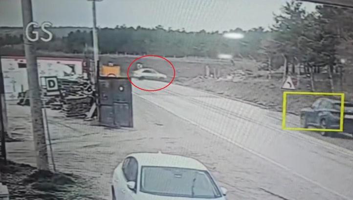 Şarampole devrilen otomobildeki 3 kişi yaralandı; kaza kamerada