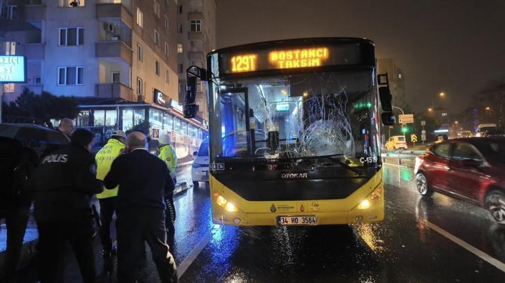 İstanbul - Üsküdar'da kırmızı ışıkta yolun karşısına geçen yayaya İETT otobüsü çarptı; kaza kamerada
