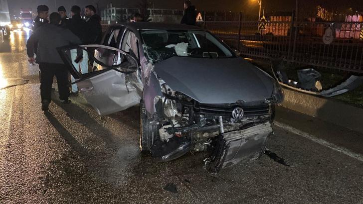 Bursa'da kontrolden çıkan otomobil direğe çarptı: 2 yaralı