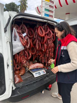 176 kilo tarihi geçmiş sucuk ele geçirildi