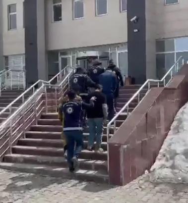 Kars'ta durdurulan kamyonetten 12 kaçak göçmen çıktı