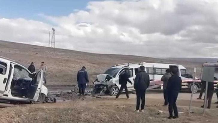 İki hafif ticari araç kafa kafaya çarpıştı; 2'si ağır, 4 yaralı