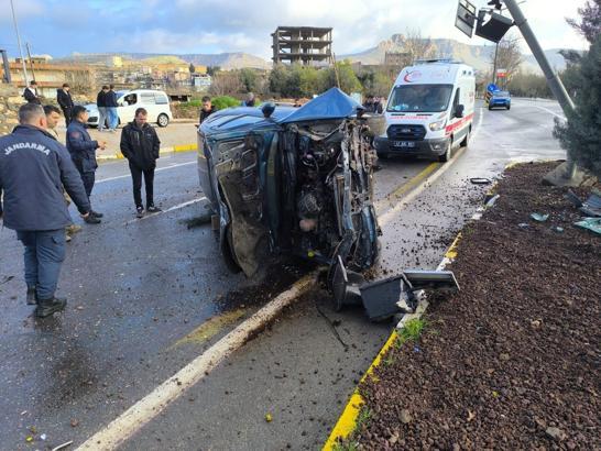 Mardin’de refüje çarpan otomobilin sürücüsü yaralandı