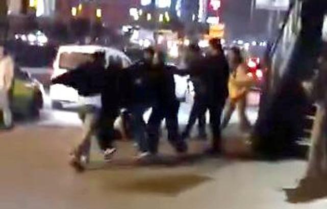 Esenyurt'ta sokak ortasında 'laf atma' kavgası kamerada