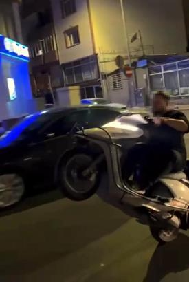 Motosiklet sürücüsünün tek teker üzerinde tehlikeli sürüşü kamerada