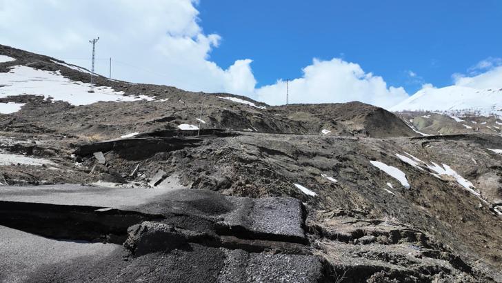Bingöl’de sağanak sonrası köy yolu çöktü
