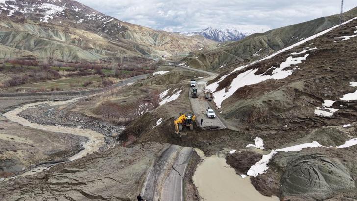 Bingöl’de sağanak sonrası çöken köy yolunun açılması için çalışmalar sürüyor
