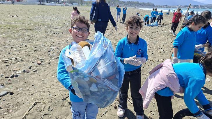 Öğrenciler sahilde temizlik yaptı