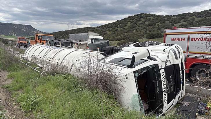 Tanker, yağmur suyu tahliye kanalına devrildi: 1'i ağır, 3 yaralı