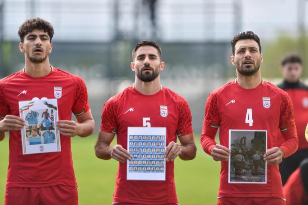 FIFA Başkanı Infantıno’nun izlediği maçta, İran Milli Takımı sahaya öldürülen çocukların fotoğraflarıyla çıktı