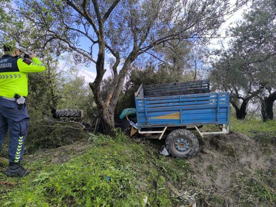 Ağaca çarpan tarım aracının sürücüsü hayatını kaybetti