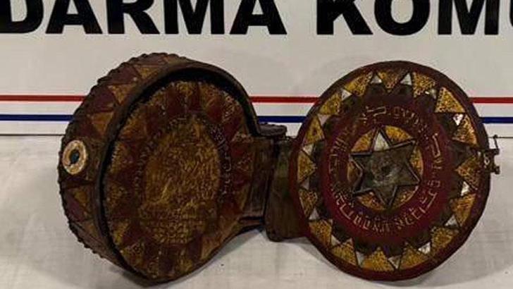 Erzurum’da ceylan derisine yazılmış altın işlemeli Tevrat ele geçirildi