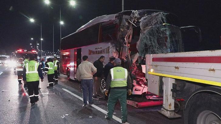 Sancaktepe'de seyir halindeki yolcu otobüsü TIR'a çarptı: 10 yaralı