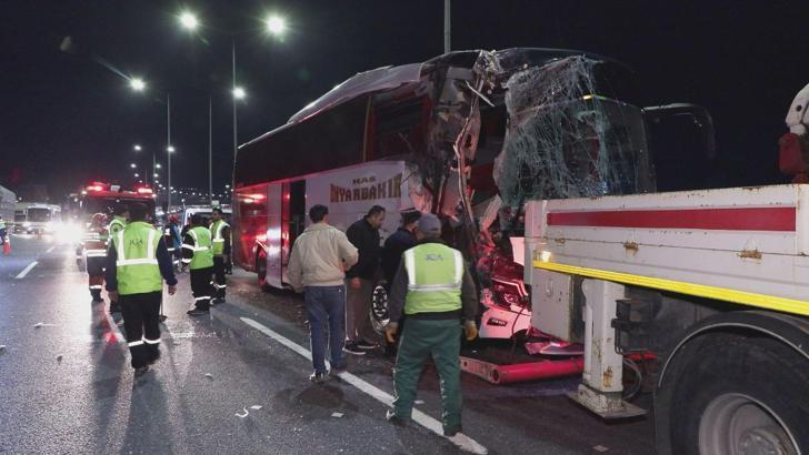 İstanbul - Sancaktepe'de seyir halindeki yolcu otobüsü TIR'a çarptı: 10 yaralı