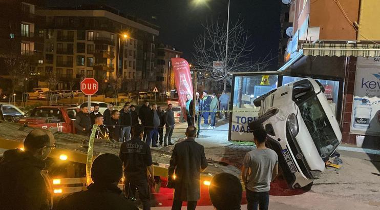 Kontrolden çıkan otomobil 5 araca çarpıp, takla attı: 2 yaralı