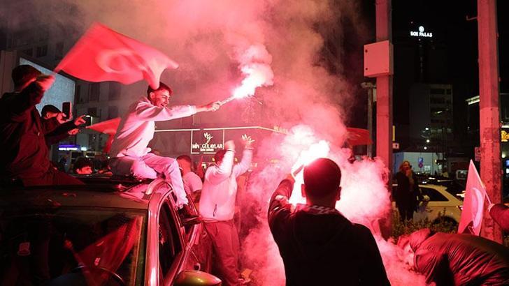 A Milli Takım'ın Dünya Kupası’na katılması İzmir'de kutlandı