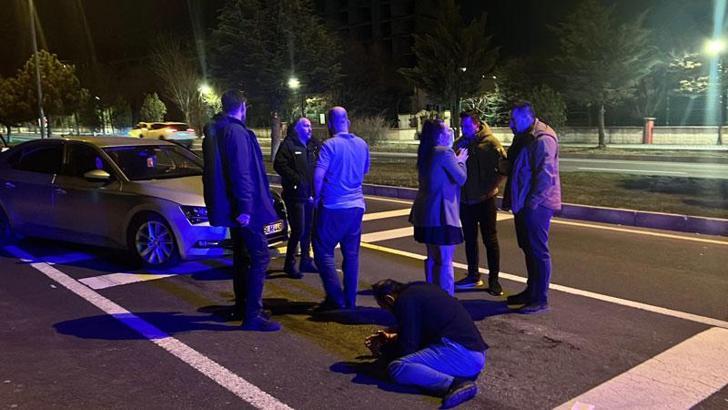 Kırmızı ışıkta bekleyen otomobile çarpan alkollü sürücüyü çevredekiler darbetti