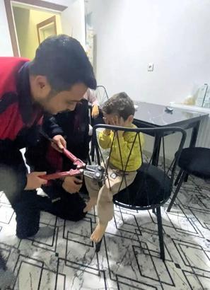 Osmaniye’de itfaiyeci baba, oğlunu sıkıştığı sandalyeden kurtardı