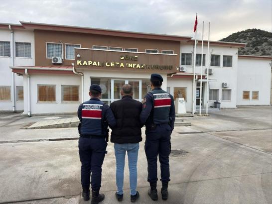 Kuşadası'nda 25 yıl 10 ay hapis cezasıyla aranan hükümlü yakalandı