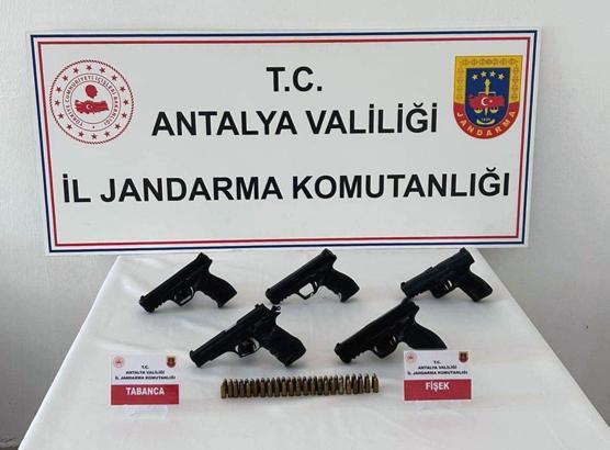 Şok yol uygulamasında 5 ruhsatsız tabanca ele geçirildi